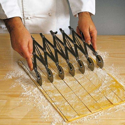 Extendable pasta cutter